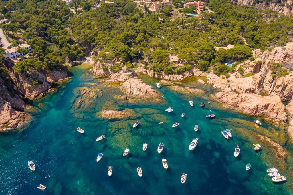 Spanje Costa Brava Tossa de Mar overview zee strand bergen