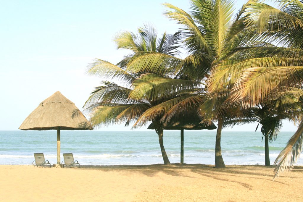 Gambia strand zee palmbomen strandbedje