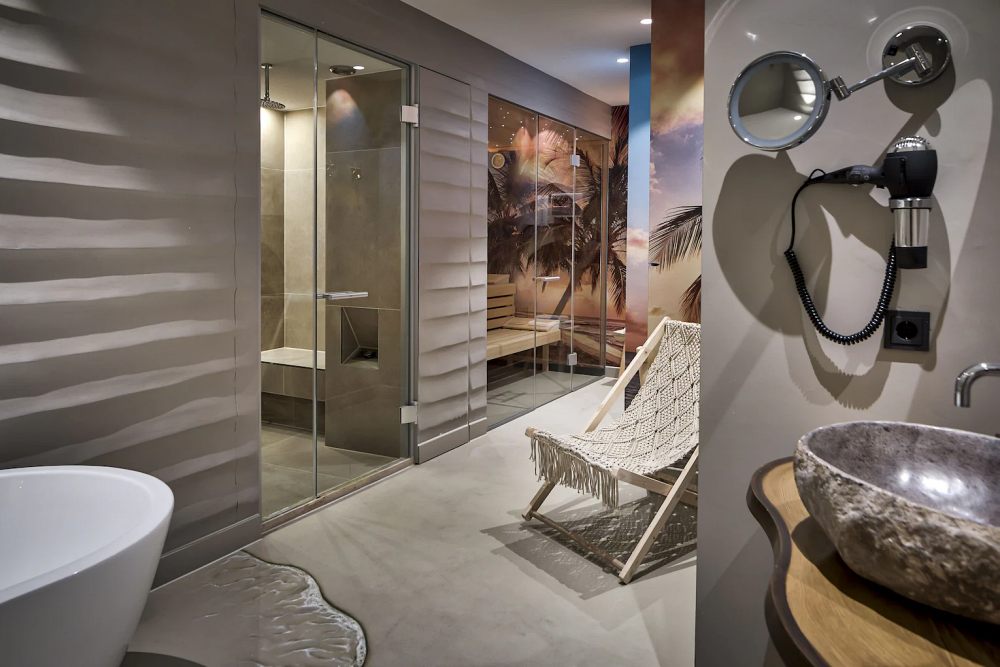 luxe hotelkamer met bubbelbad en sauna